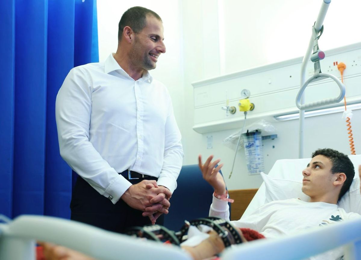 رئيس الوزراء المالطي يعود طفلا جريحا من غزة
